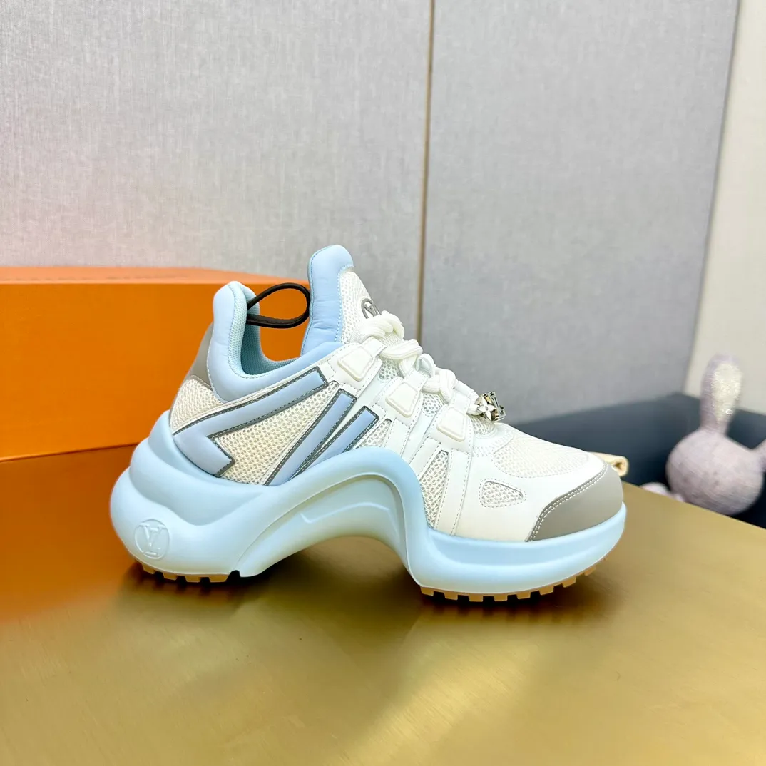 👟👟Ex-factory price 760👟👟LV donkey brand casual sports dad shoes. The bold and avant-garde design➕the distinctive wavy outsole is charming in the entire fashion circle. It is synonymous with new trends and trends. It is to be called the coolest casual sports shoe in history. Whoever wears it will become the most handsome person who turns heads. The height of the heel is about 5.5cm, and the heel is about 8mm.  🌸Imported fabrics🐂leather➕Imported🐐leather➕Imported T👟👟Ex-factory price U splicing 🌸Inner lining imported mesh fabric➕Cowhide lining Outsole vacuum foaming and T👟👟Ex-factory price U combination 🌸 Size women's size 35-41